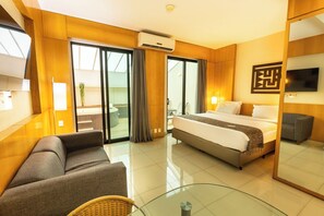 Rom – superior, badekar | Minibar, safe på rommet, skrivebord og skrivebord for bærbar PC