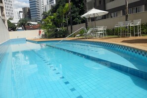 Outdoor pool, sun loungers - Royal Golden Savassi Hotel (Belo Horizonte)