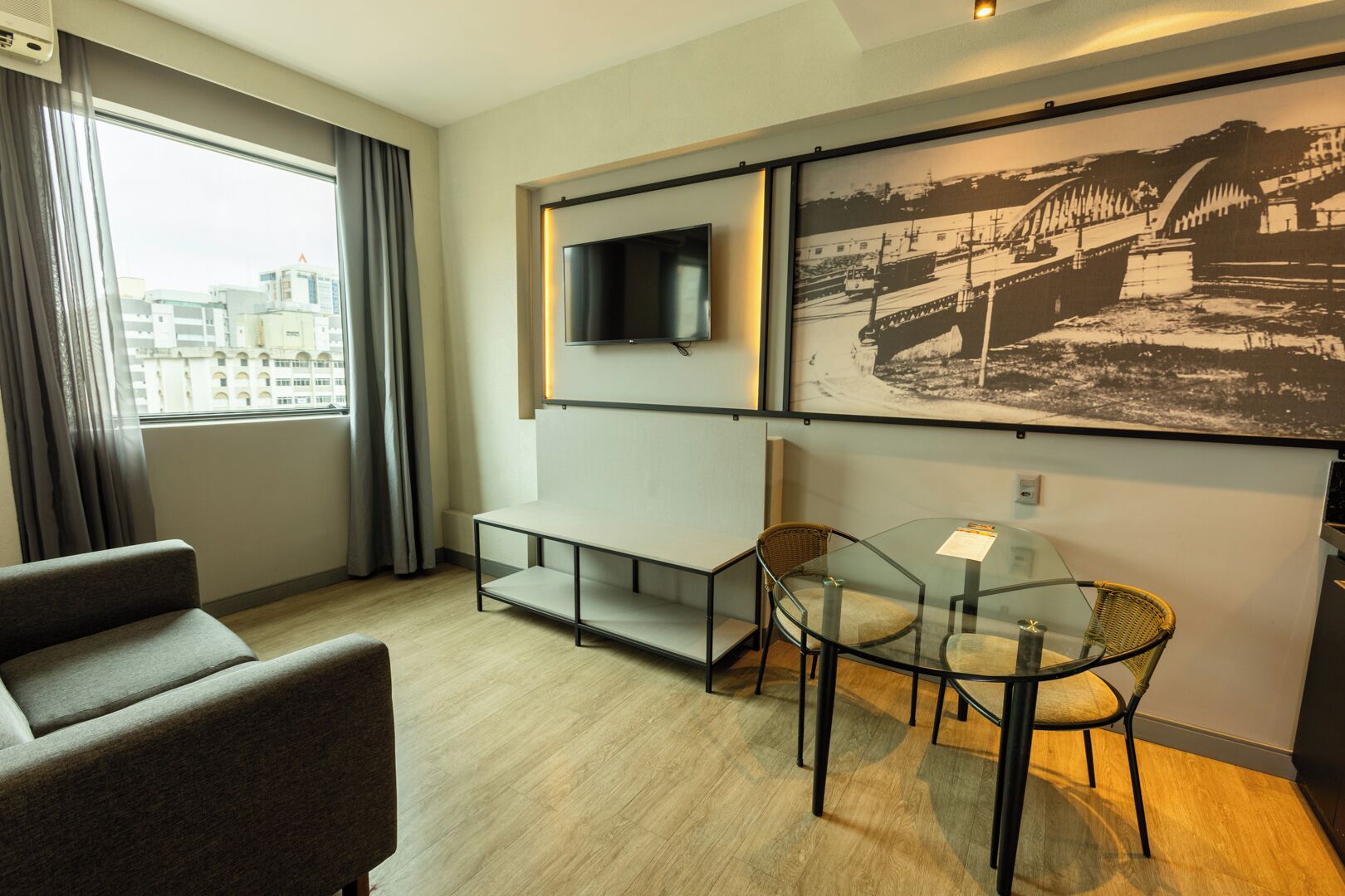 Minibar, caja de seguridad en la habitación y escritorio 