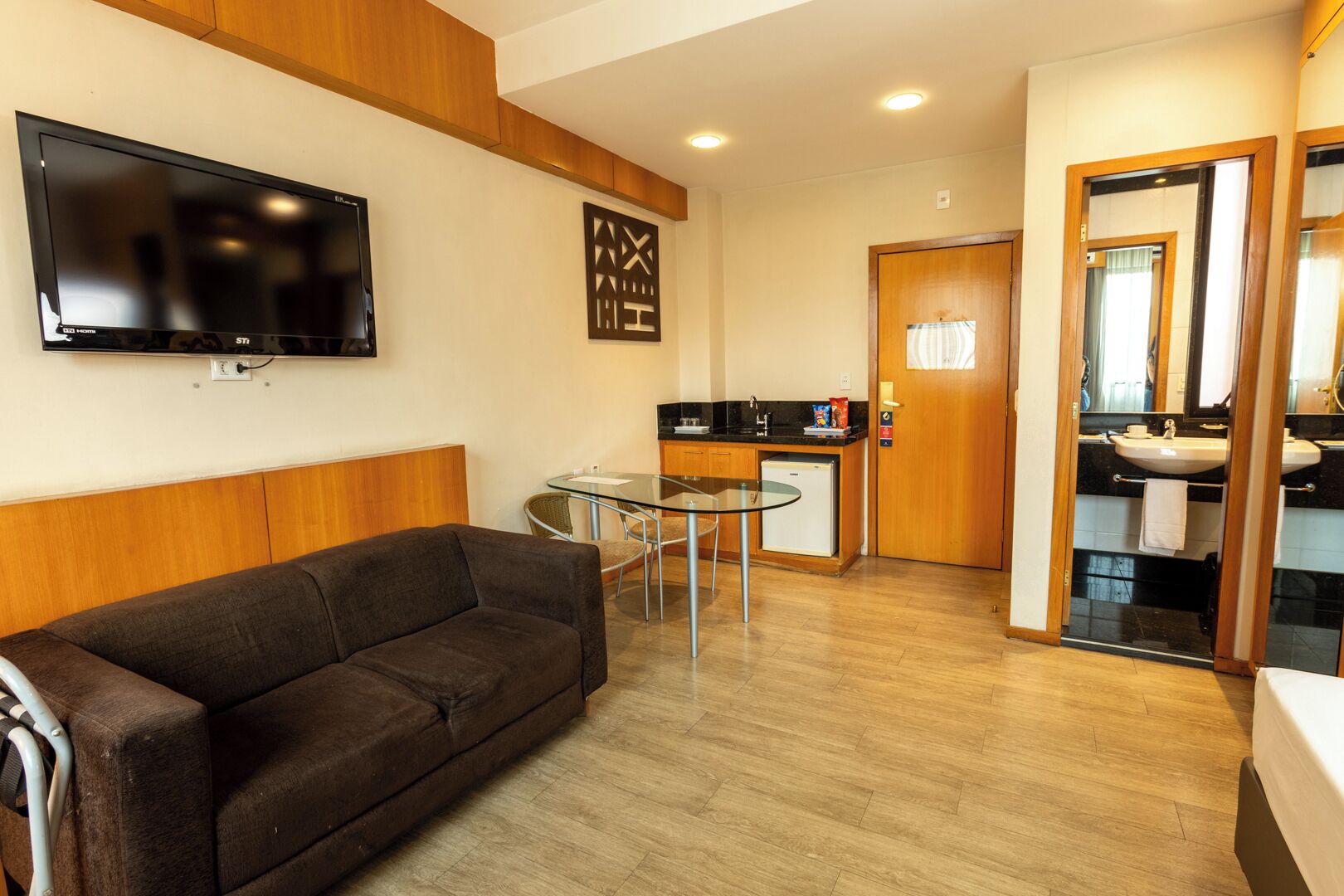 standard twin room | 1 bedroom, minibar, in-room safe, desk