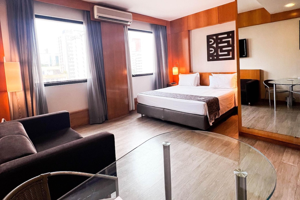 Minibar, coffres-forts dans les chambres, bureau