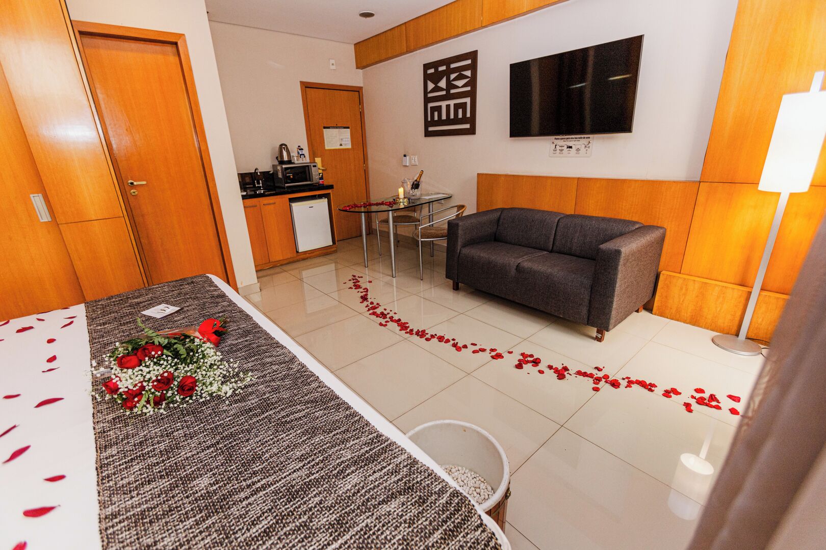 deluxe room, bathtub | 1 bedroom, minibar, in-room safe, desk