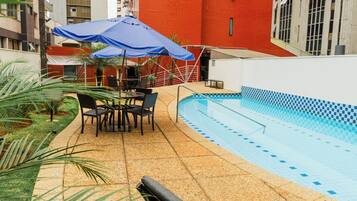 Piscine extérieure, chaises longues