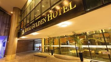 Vista frontal de la propiedad