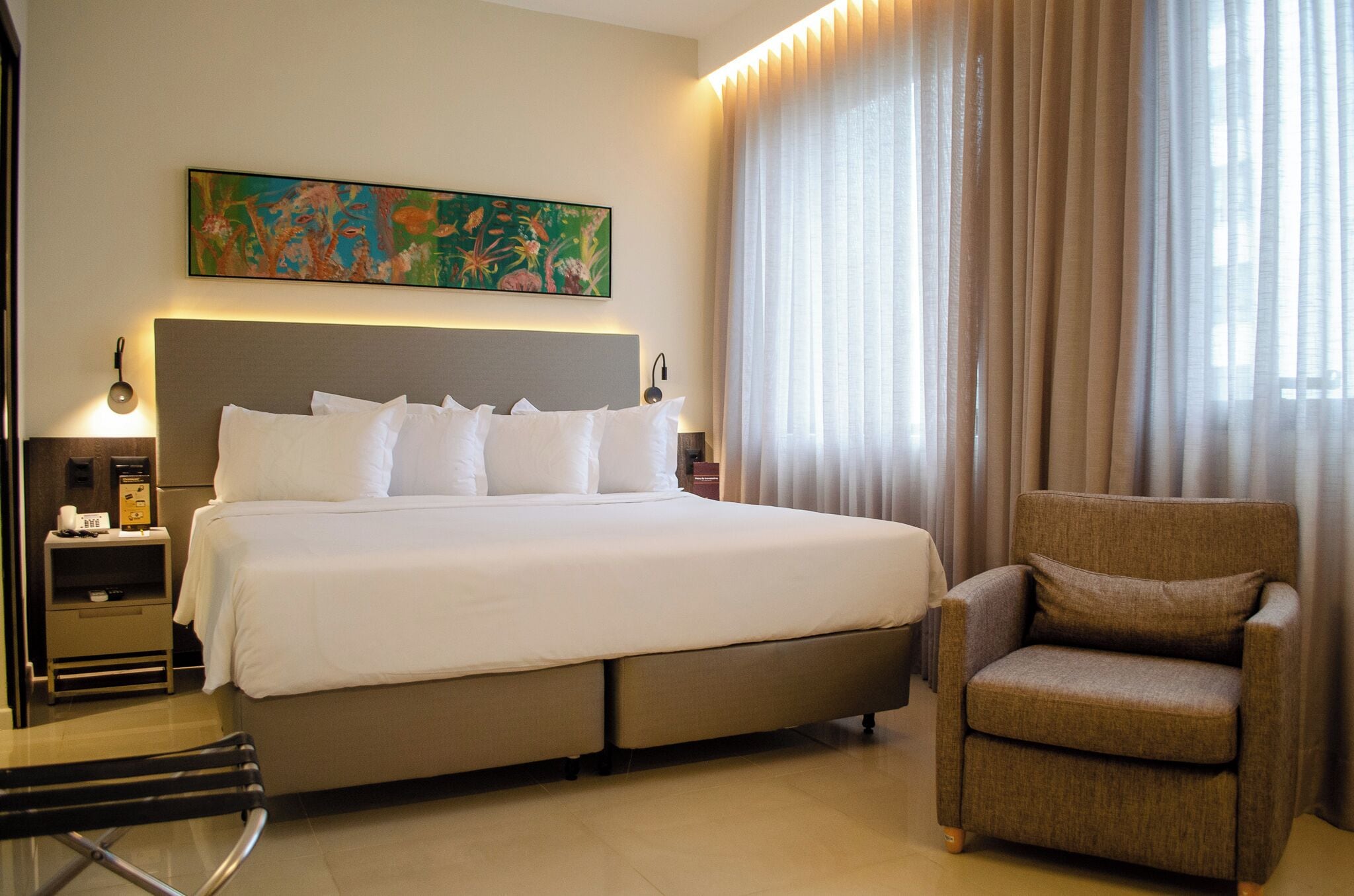 高級寝具、ミニバー、セーフティボックス (室内)、ノートパソコン用作業スペース