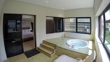 Uma casa de banho moderna com banheira, espelho e janela.