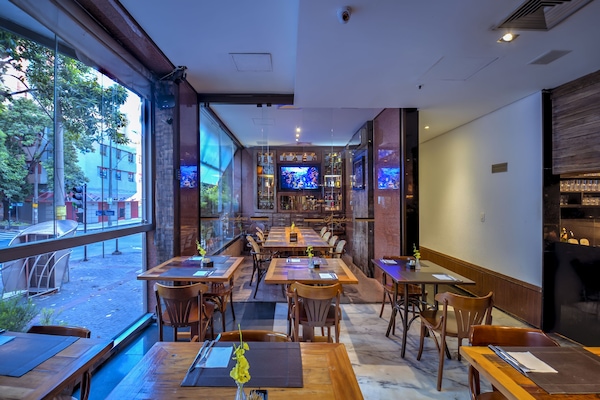 Serveert ontbijt, lunch en diner