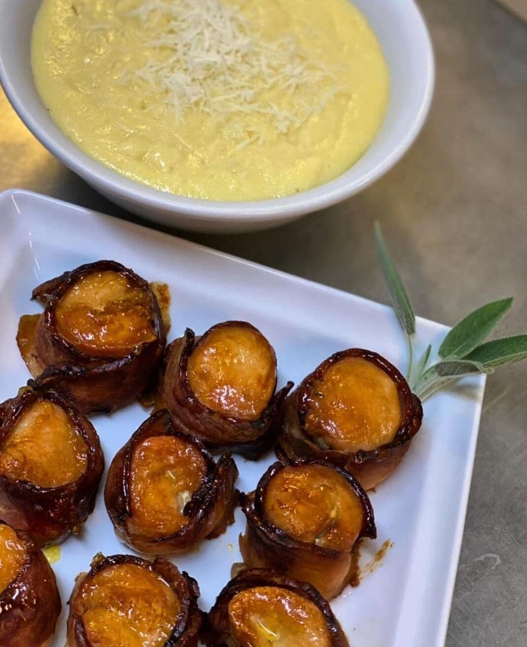 Un plato de cebollas caramelizadas y un tazón de sopa cremosa decorado con queso rallado.