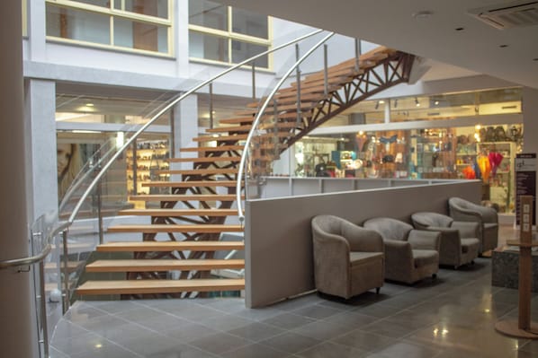 Lobby-lounge
