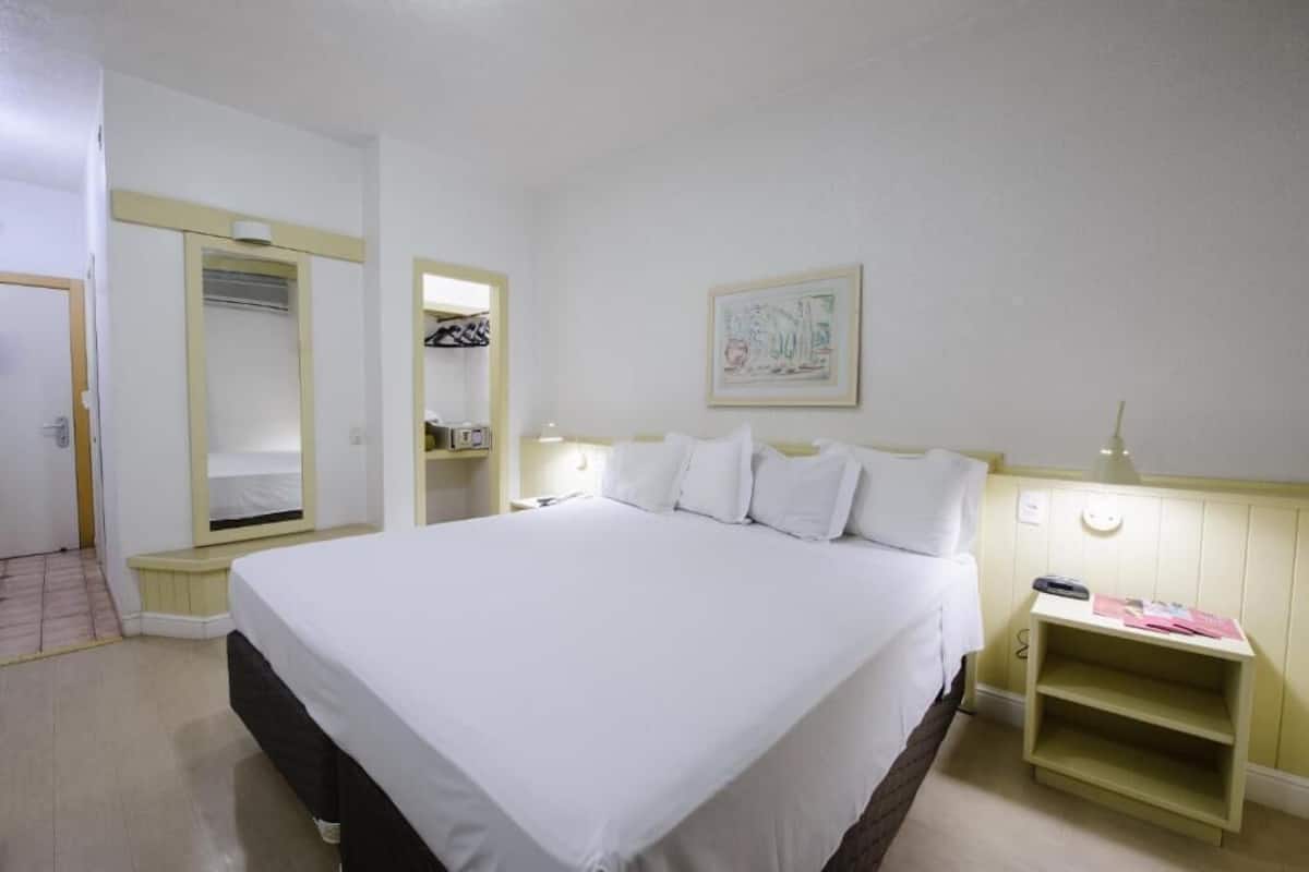 Een minibar, gratis wifi, beddengoed