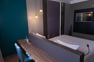 Minibar, caja de seguridad en la habitación y escritorio 
