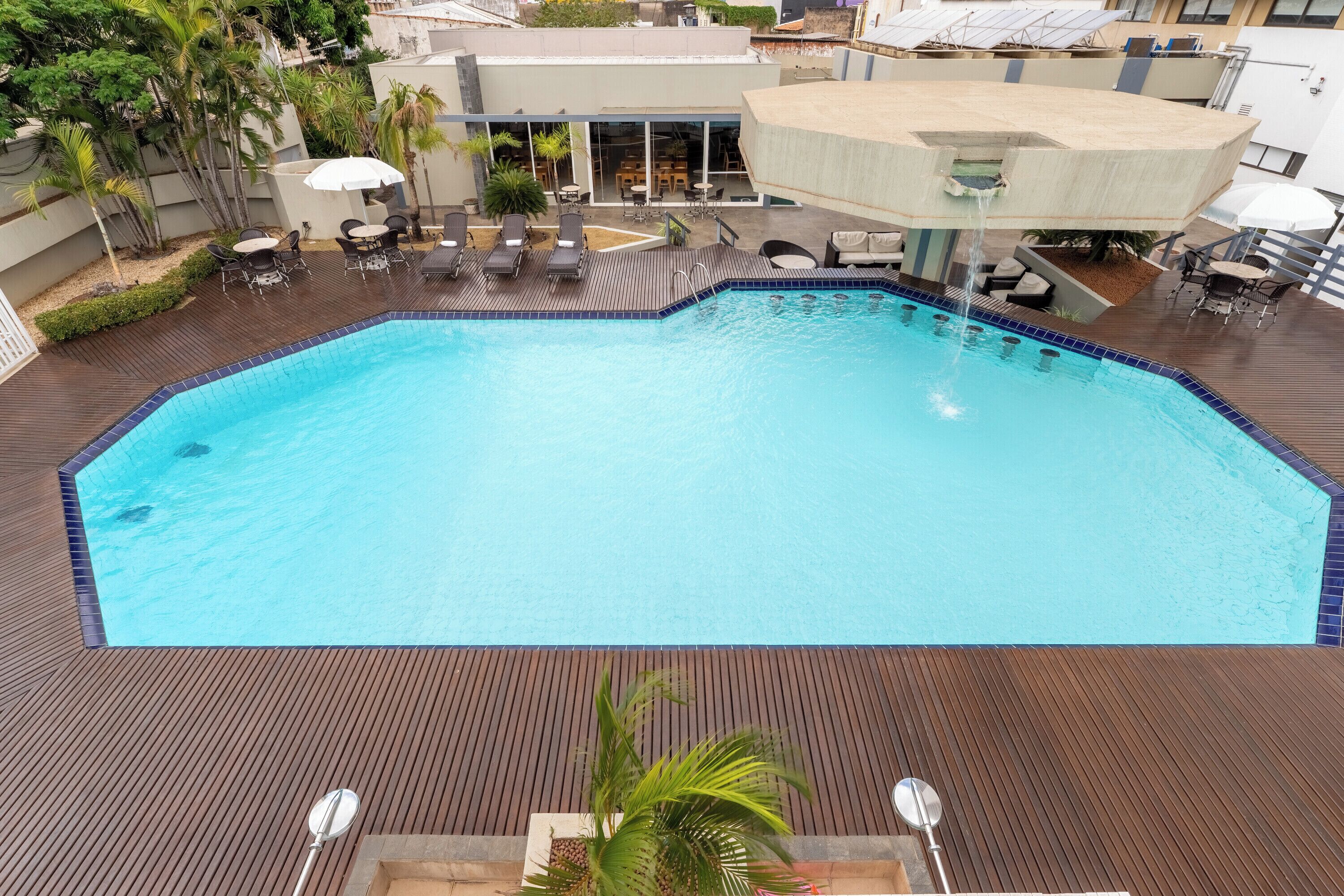 Una piscina al aire libre