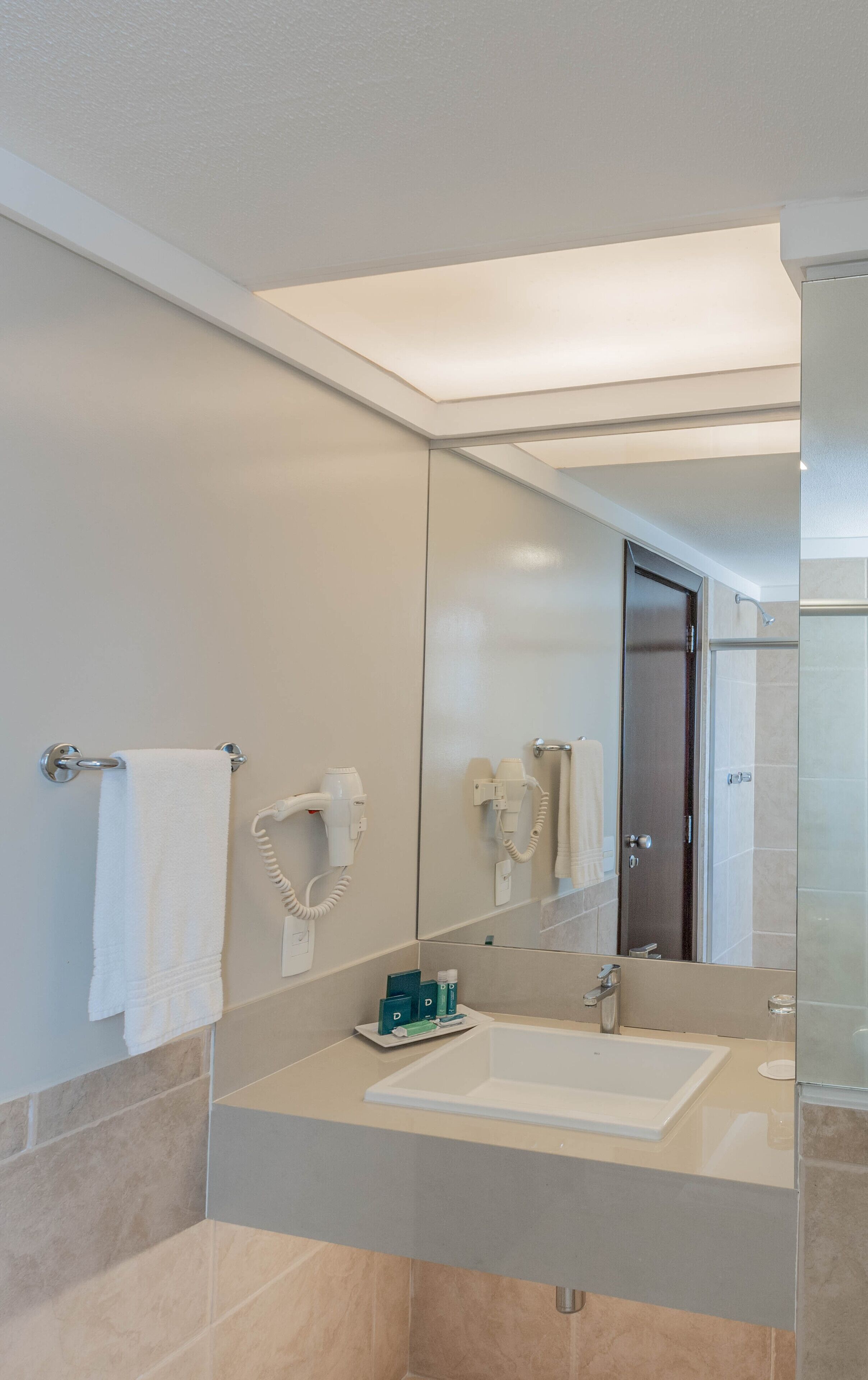 luxo casal | bathroom | shower, rainfall showerhead, free toiletries, hair dryer