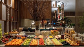 Ein reichhaltiges Buffet mit verschiedenen Speisen, darunter Obst, Käse und Salate.