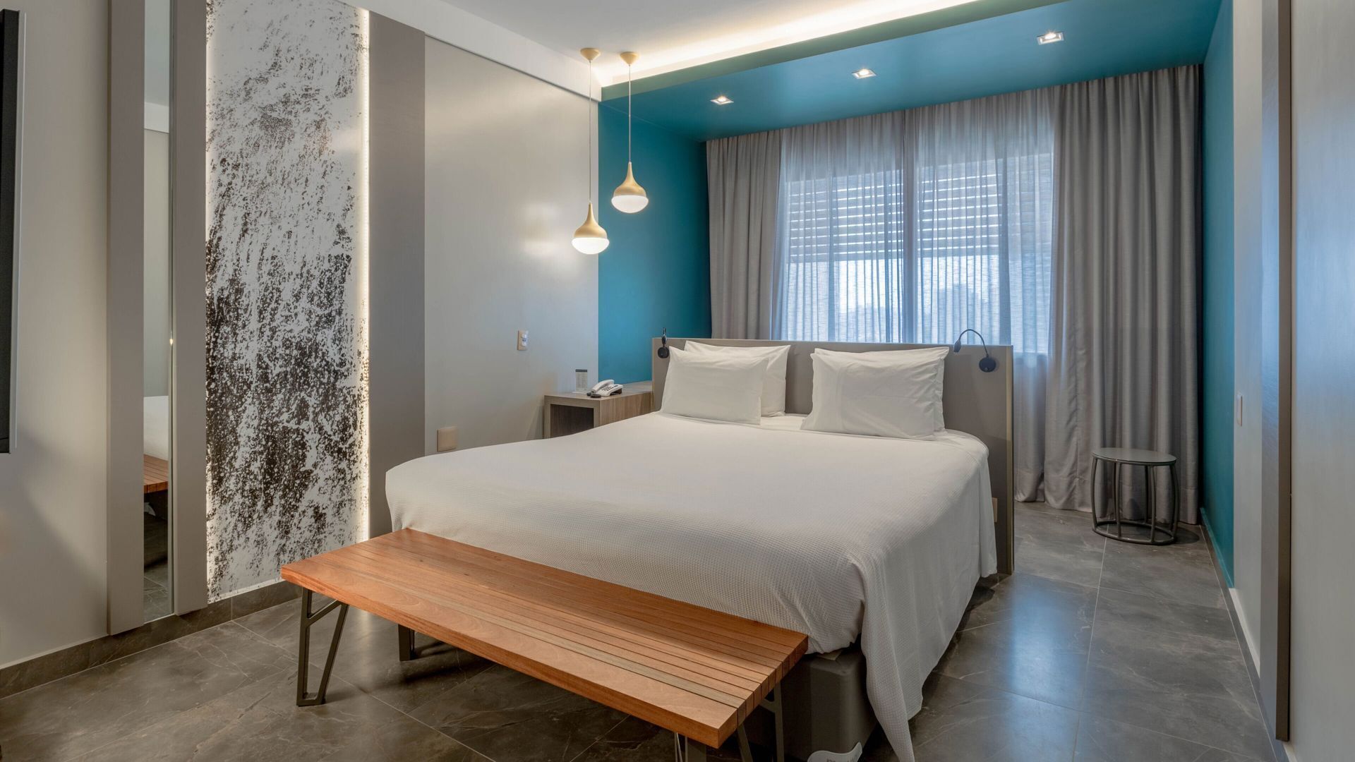 Minibar, värdeförvaringsskåp på rummet och skrivbord