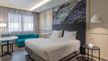 Luxo Superior Casal | Frigobar, cofres nos quartos, escrivaninha, cortinas blackout