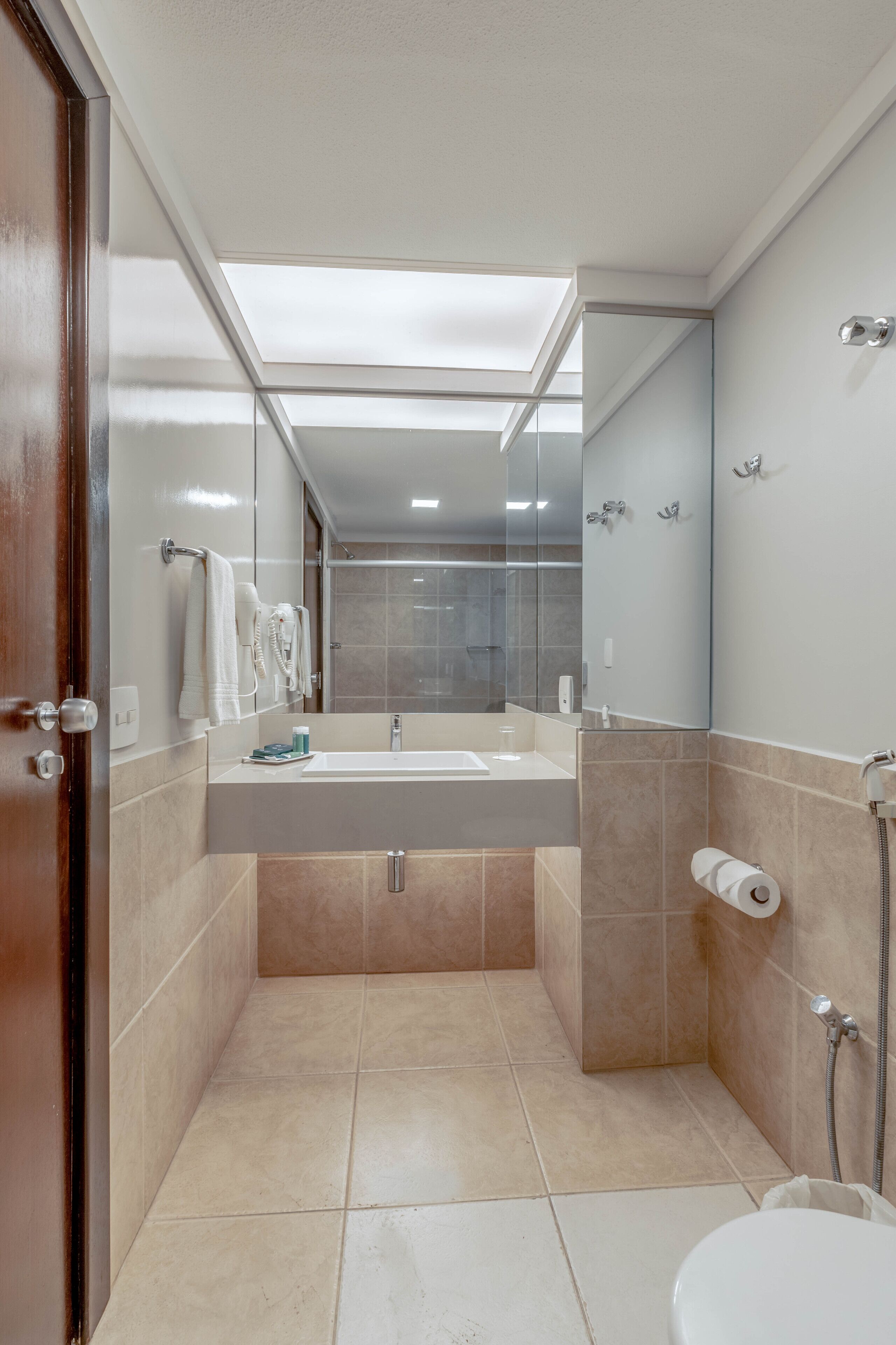 luxo casal | bathroom | shower, rainfall showerhead, free toiletries, hair dryer