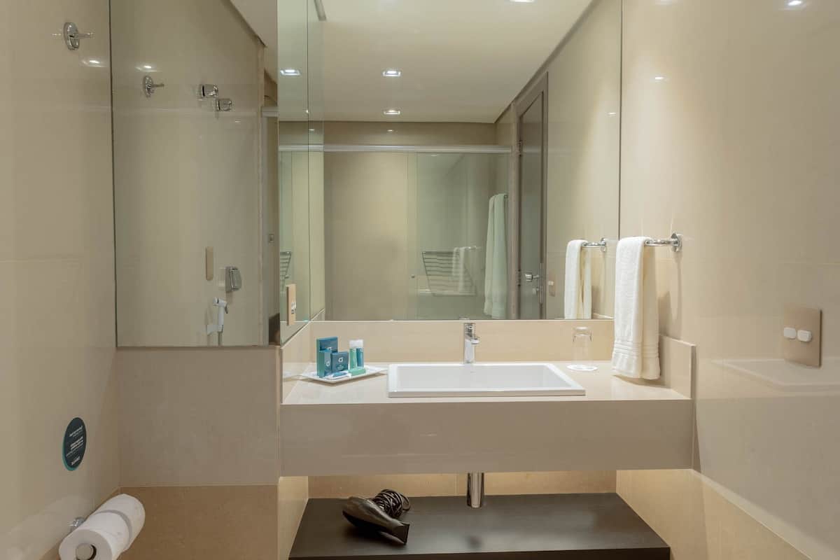 deluxe twin room | bathroom | shower, rainfall showerhead, free toiletries, hair dryer