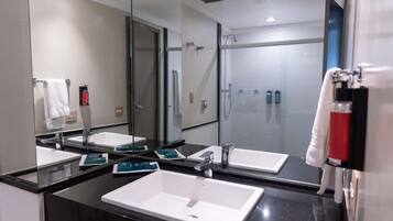 Luxo Superior Casal | Bathroom | Shower, rainfall showerhead, free toiletries, hair dryer