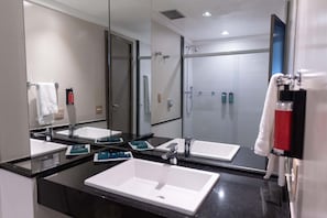 Luxo Superior Casal | 욕실 | 샤워 시설, 레인폴 샤워기, 무료 세면용품, 헤어드라이어