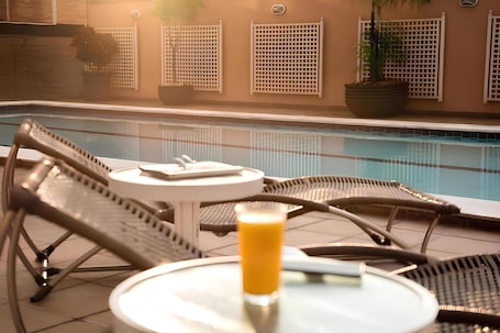 Una piscina al aire libre