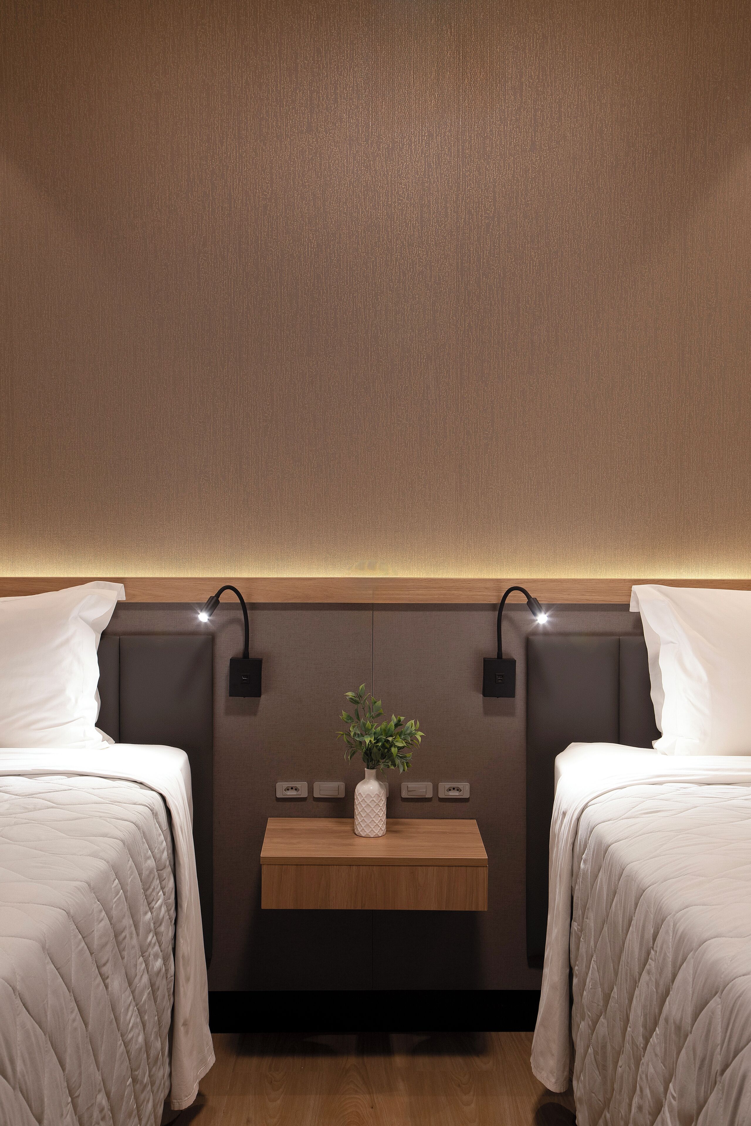 deluxe single room | minibar, in-room safe, desk, laptop workspace