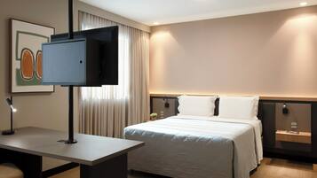 Frigobar, cofres nos quartos, escrivaninha