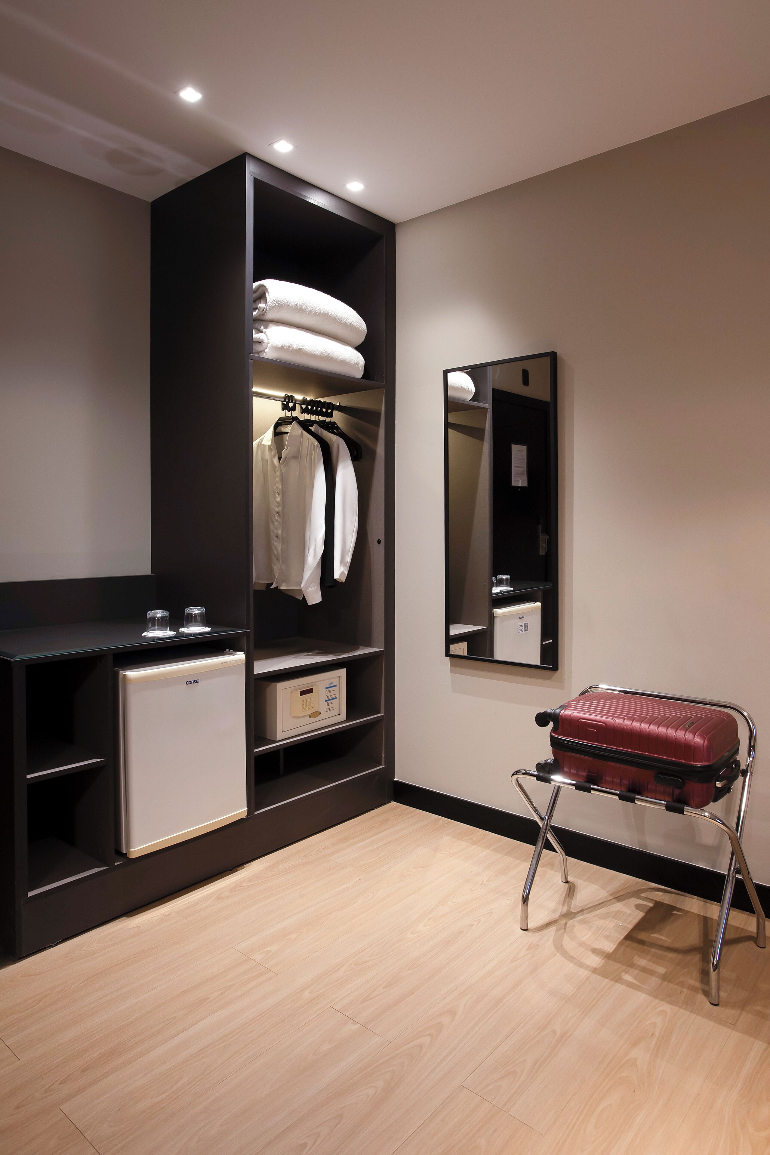 deluxe single room | minibar, in-room safe, desk, laptop workspace