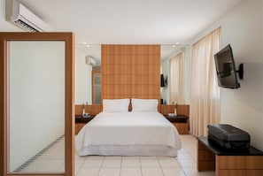 迷你吧、客房内保险箱、办公桌、笔记本电脑工作区