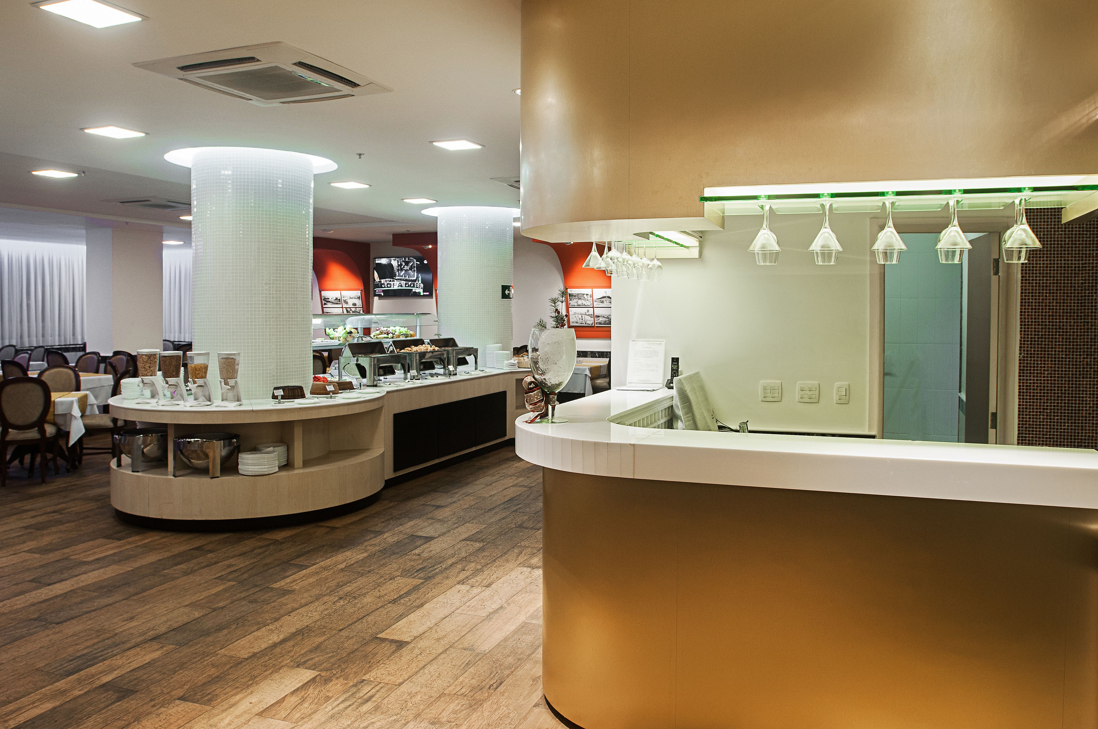 breakfast, lunch, dinner served; international cuisine