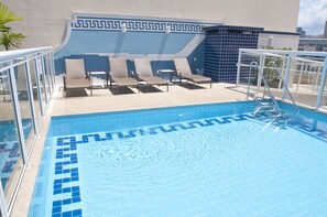 Piscina externa, espreguiçadeiras