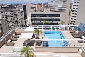 Outdoor pool, pool loungers - Normandy Hotel (Belo Horizonte)