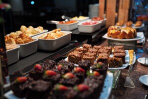 A buffet with various food items including brownies, pastries, and other desserts. - Hotel Deville Express Cascavel (Cascavel)