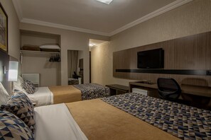 Superior driepersoonskamer | Een minibar, een kluis op de kamer, een bureau, een laptopwerkplek