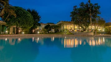 Una piscina al aire libre