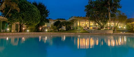 Una piscina al aire libre