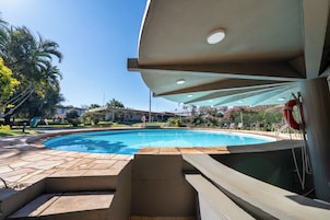 Una piscina al aire libre