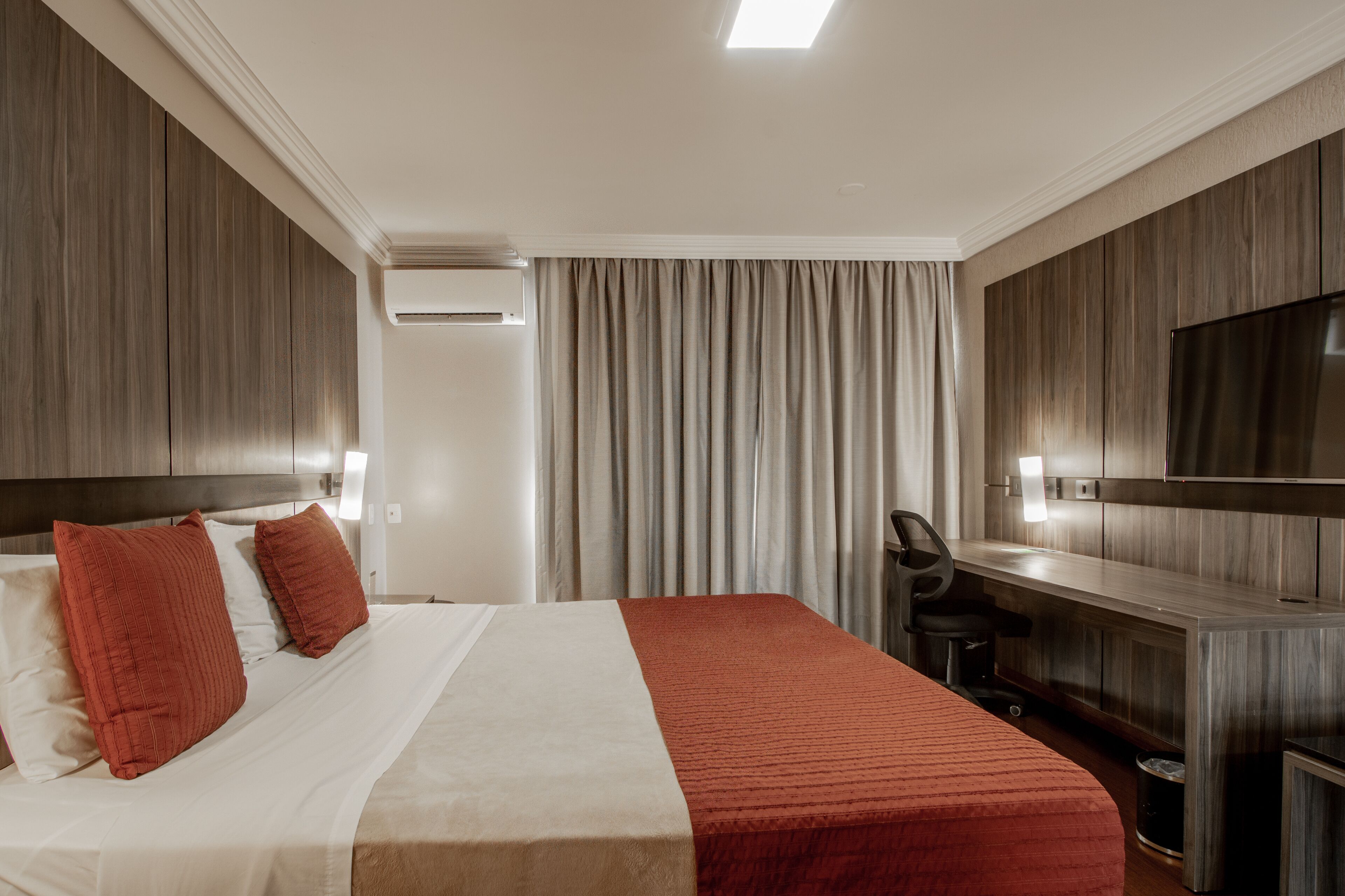 deluxe double room | minibar, in-room safe, desk, laptop workspace