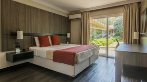 Minibar, värdeförvaringsskåp på rummet och skrivbord