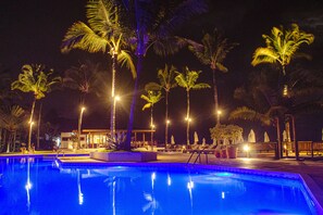Outdoor pool, pool umbrellas, sun loungers