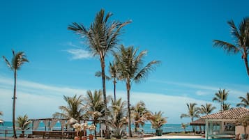 Een buitenzwembad, parasols voor strand/zwembad