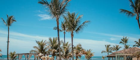 Een buitenzwembad, parasols voor strand/zwembad