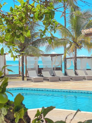 Outdoor pool, pool umbrellas, pool loungers - Saint Tropez Praia Hotel (Porto Seguro)