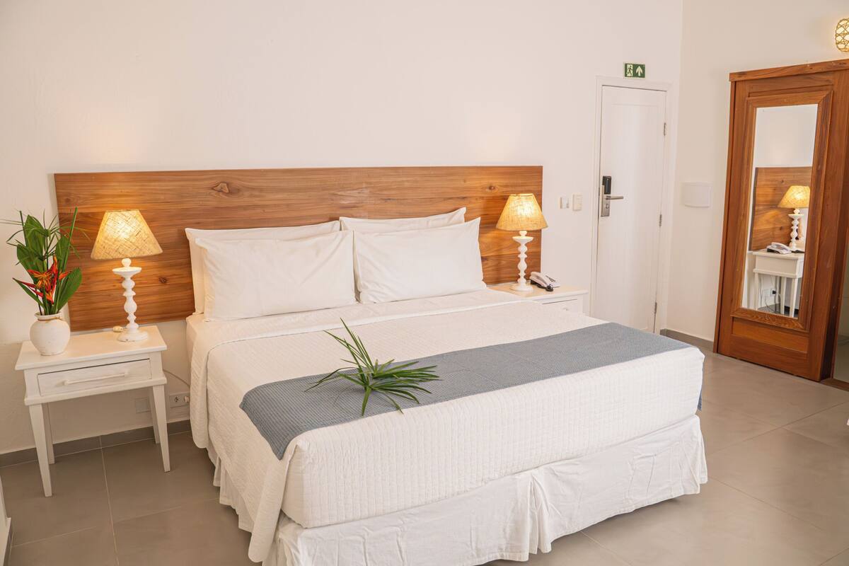 deluxe room | 1 bedroom, premium bedding, minibar, in-room safe