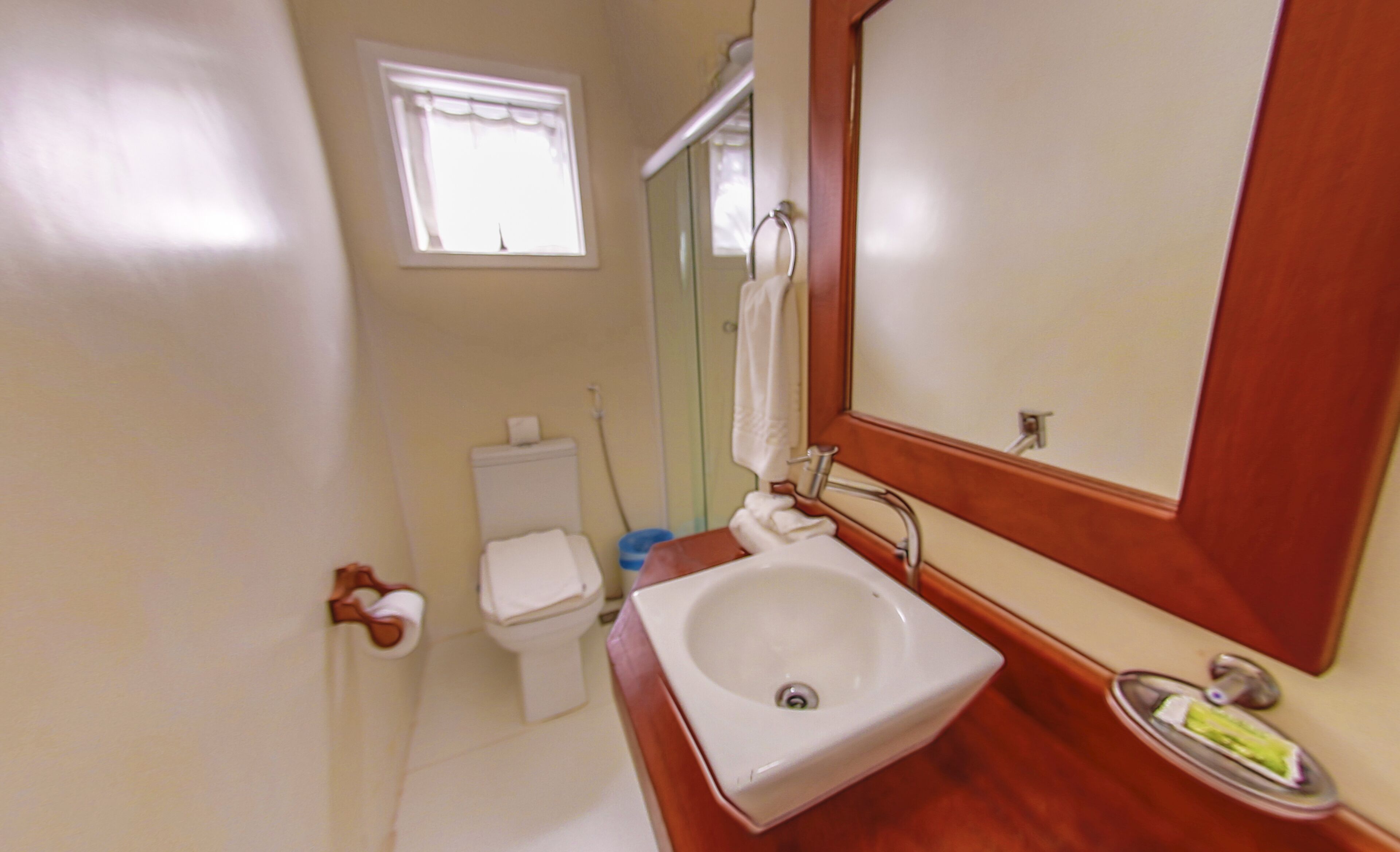 chale luxo vista jardim | bathroom | shower, free toiletries, hair dryer, towels