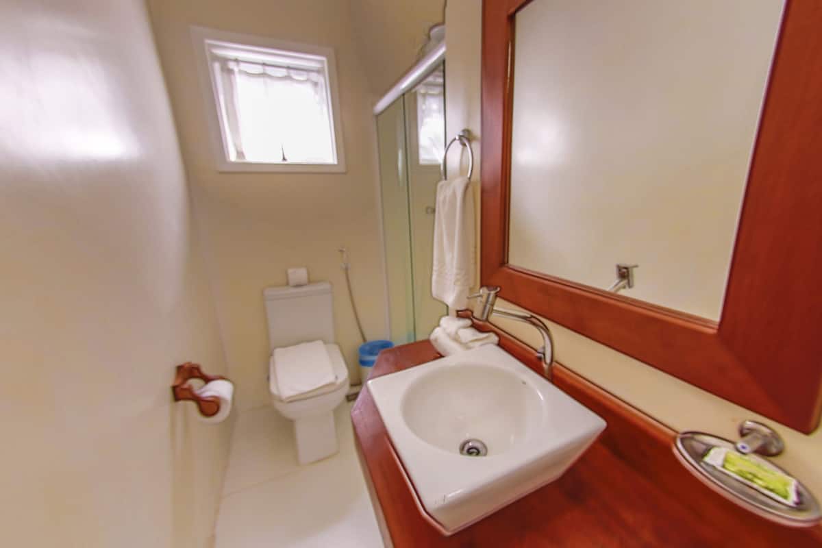 chale luxo vista jardim | bathroom | shower, free toiletries, hair dryer, towels