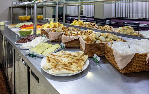 Daily buffet breakfast (BRL 50 per person)
