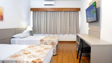 Habitación superior con 2 camas individuales | Escritorio, cortinas blackout, wifi gratis y ropa de cama