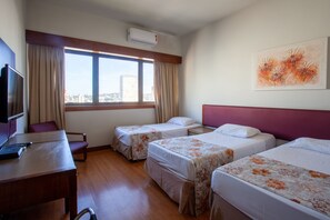 スタンダード トリプルルーム | デスク、遮光カーテン、WiFi (無料)、ベッドシーツ