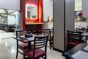 朝食 (ビュッフェ)、毎日提供 (1 名様 50 BRL)